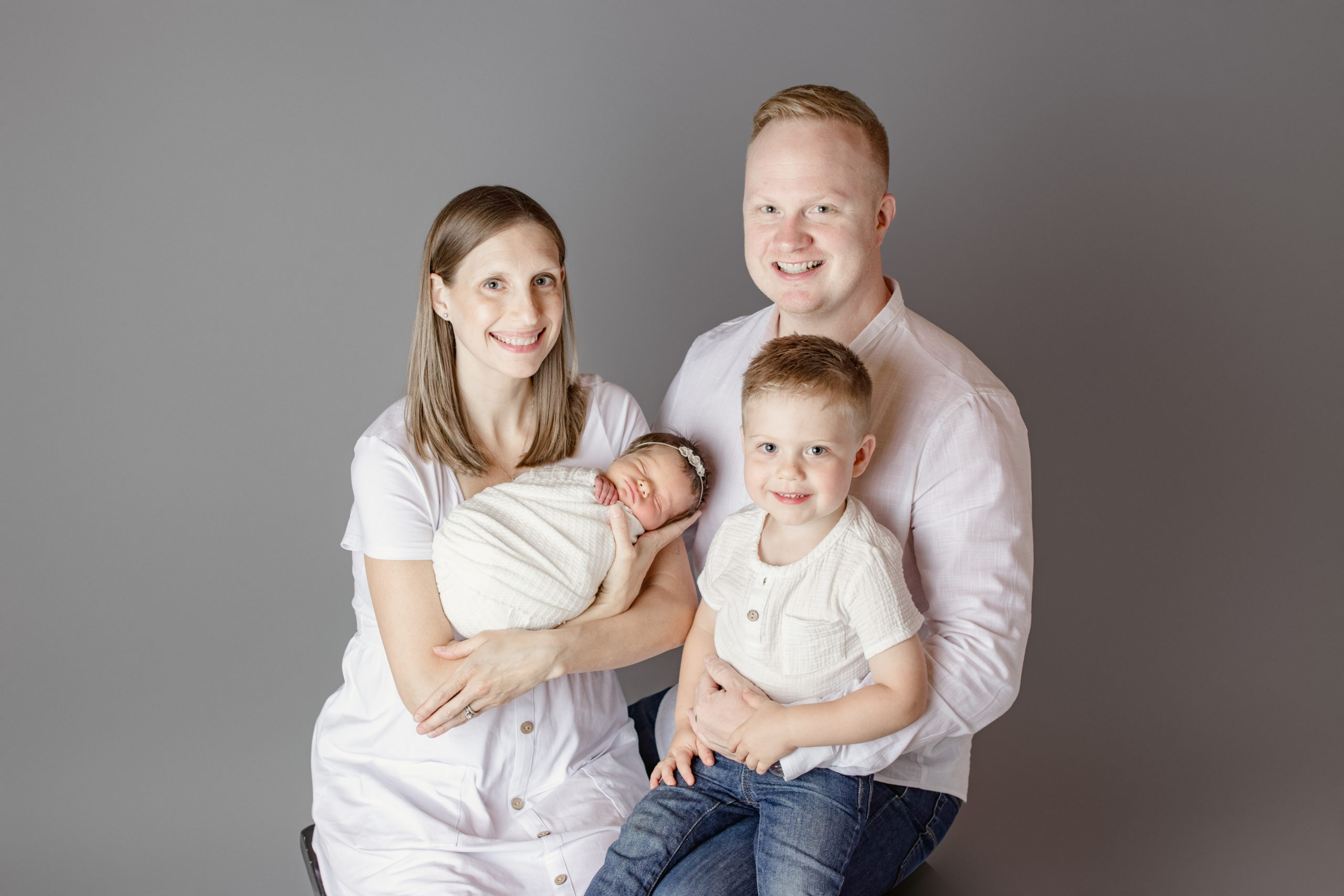 Milwaukee newborn photographer captured image of family with their new baby sister